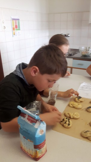 2_Brot_bestreuen