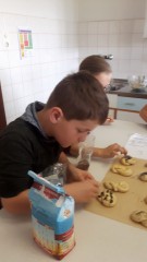 2_Brot_bestreuen